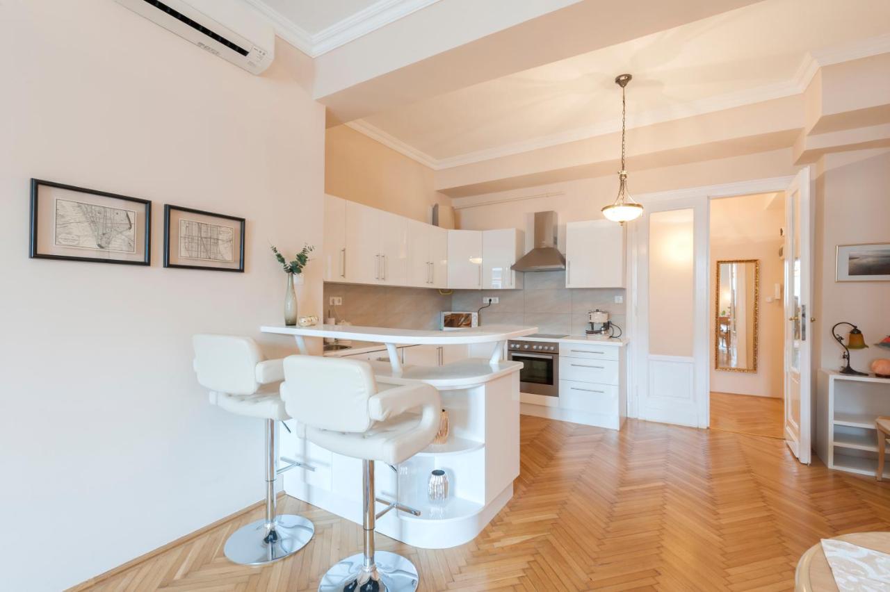 Opera & Basilica 2 Bedrooms With Balcony Budapeste Exterior foto