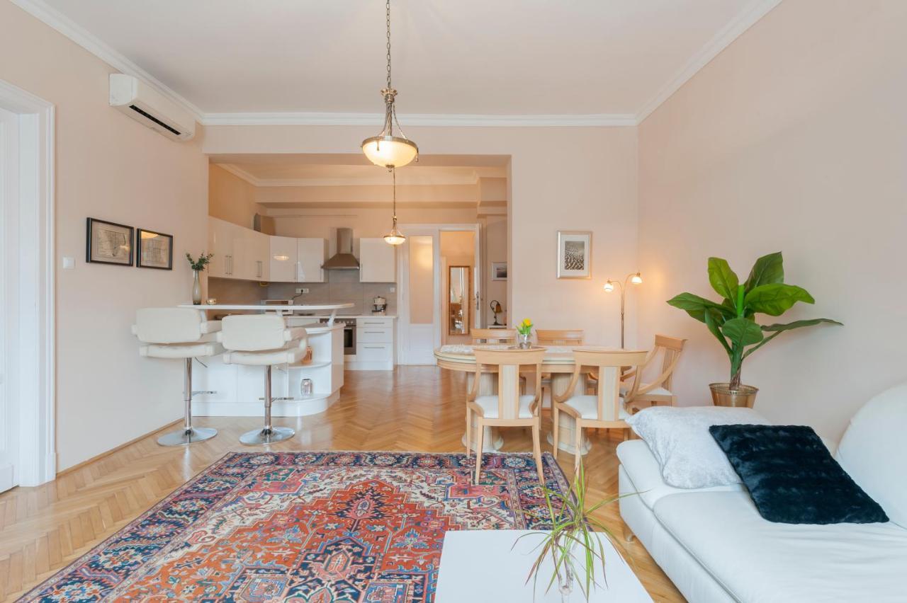 Opera & Basilica 2 Bedrooms With Balcony Budapeste Exterior foto