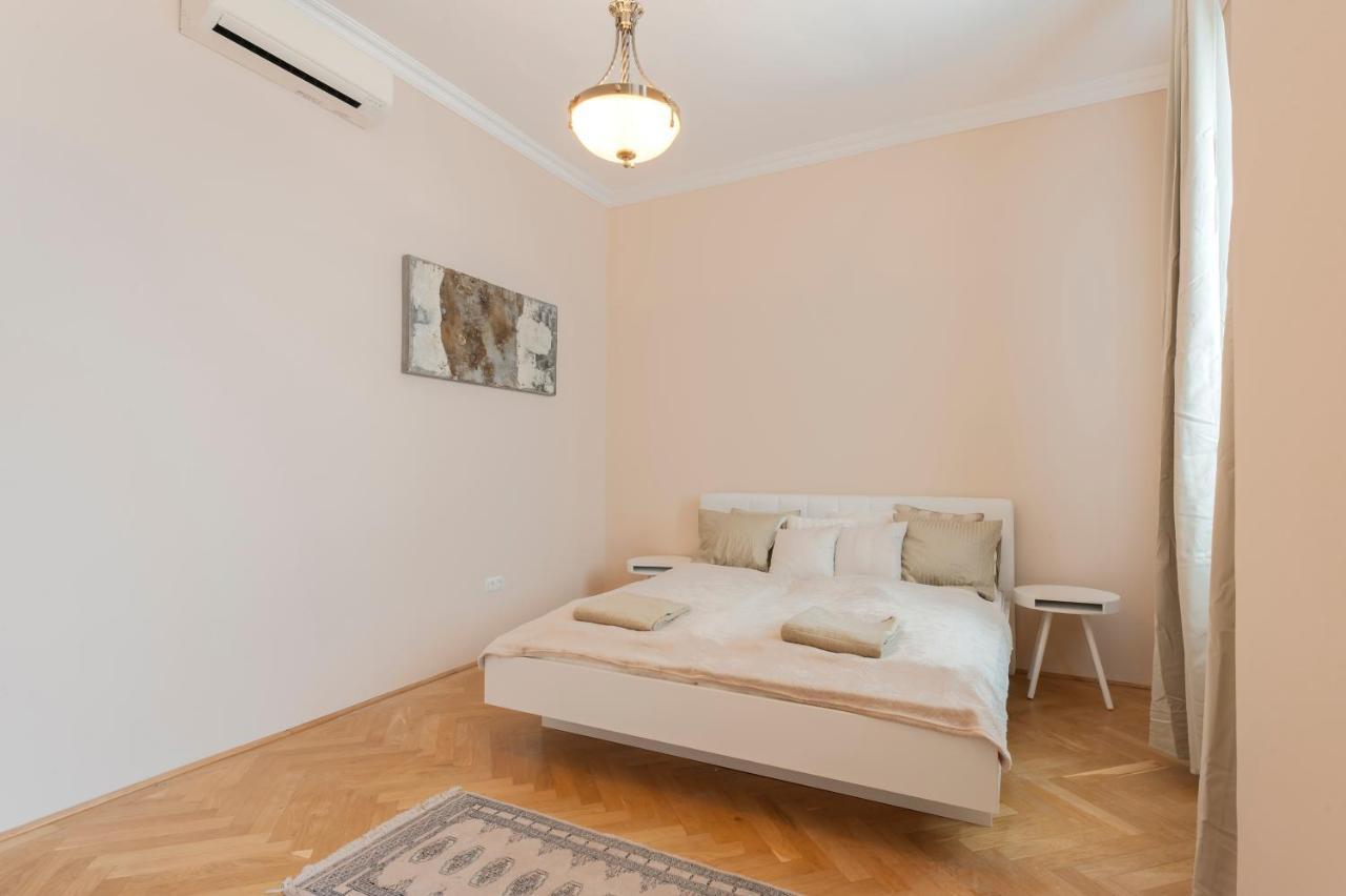 Opera & Basilica 2 Bedrooms With Balcony Budapeste Exterior foto